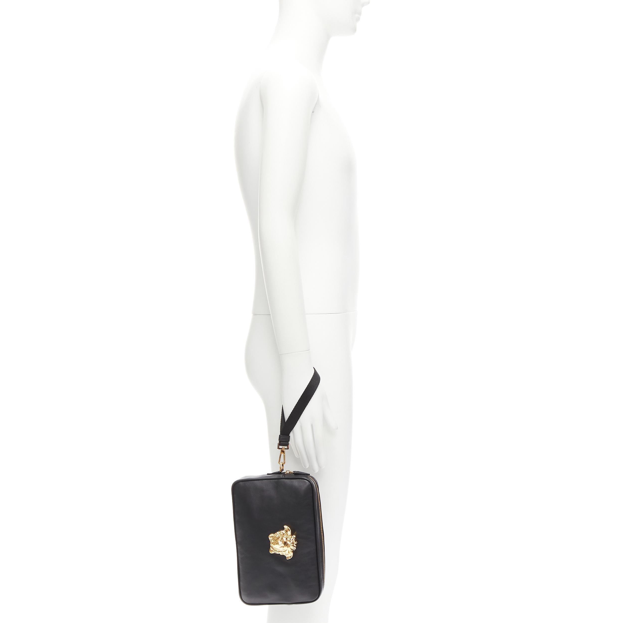 VERSACE Palazzo Medusa black lambskin leather gold zip wristlet clutch bag-
Reference: TGAS/E00761
Brand: Versace
Designer: Donatella Versace
Model: DP88507 DVT8ME 1B00E
Collection: Palazzo Medusa
Material: Lambskin Leather, Metal
Color: Black,