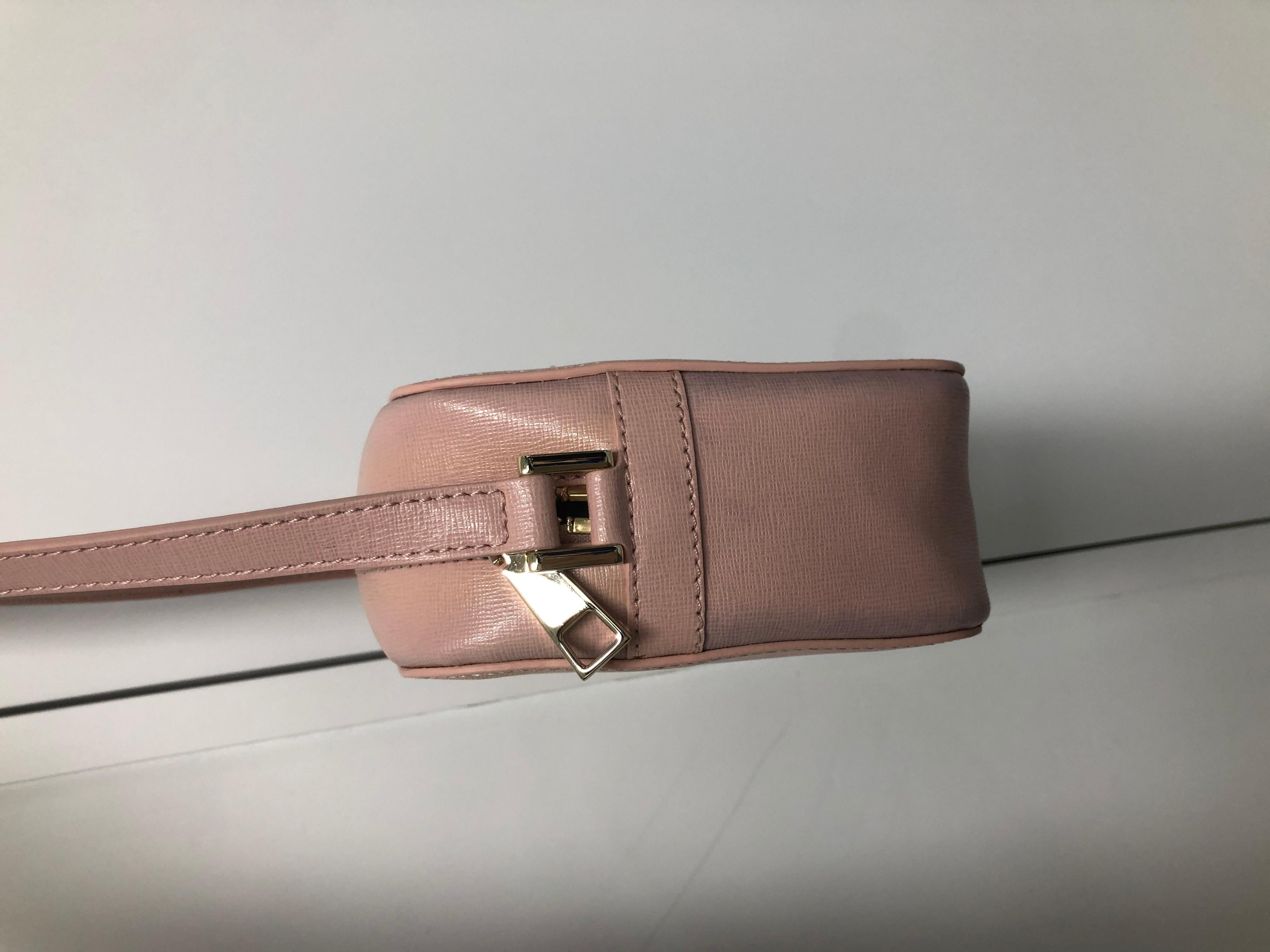 VERSACE Palazzo Medusa head blush pink saffiano leather crossbody camera bag
Brand: Versace
Designer: Donatella Versace
Model Name / Style: Camera bag
Material: Leather
Color: Pink
Pattern: Solid
Extra Detail: Blush light pink. Genuine Saffiano