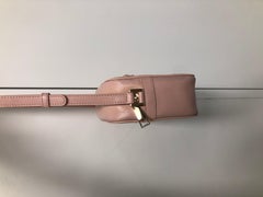 VERSACE Palazzo Medusa kleine Umhängetasche aus hellrosa Saffiano-Leder in Rosa