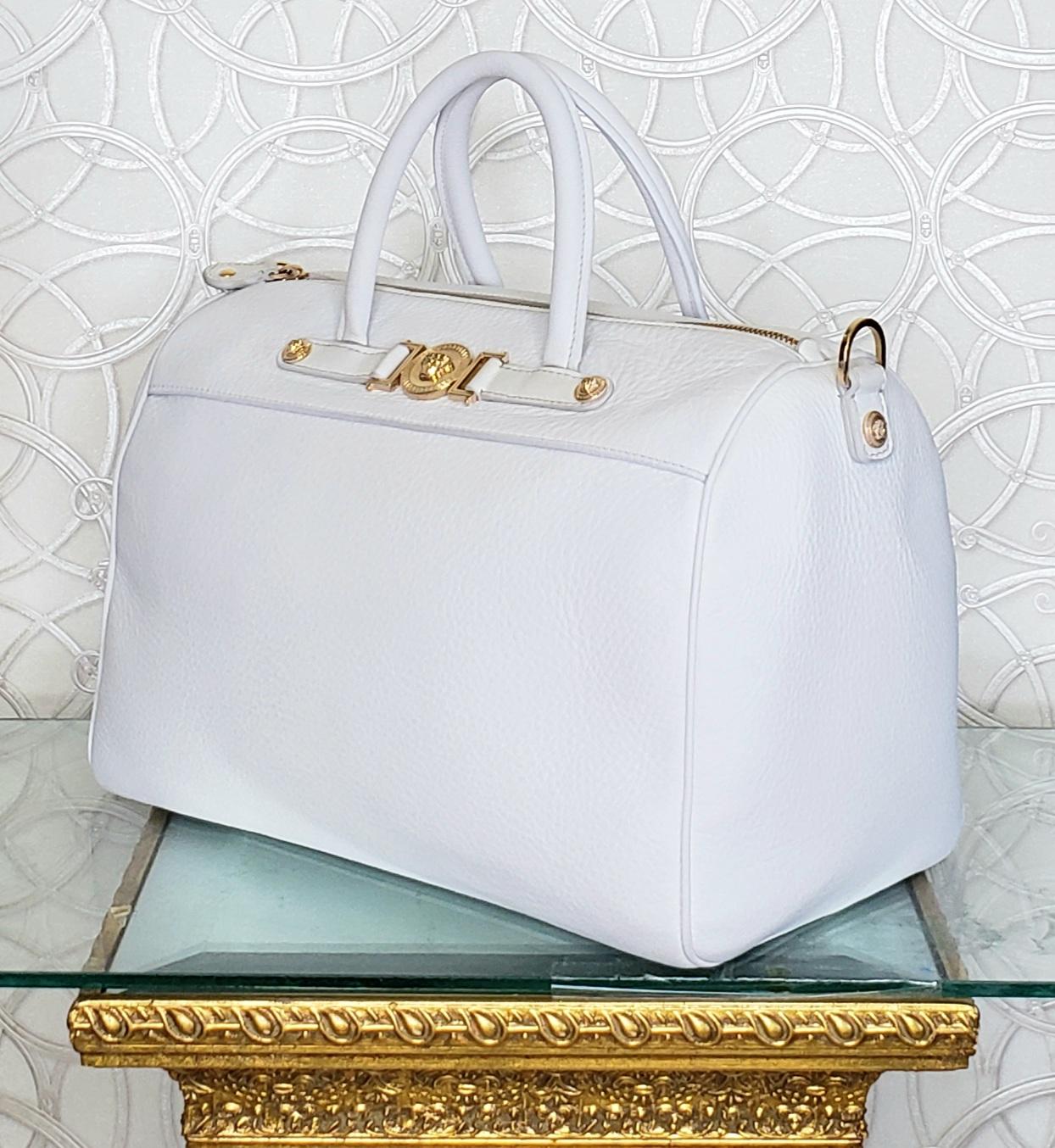 VERSACE

Versace Palazzo leather tote in white
Two top handles
Detachable shoulder strap
Fully lined
Black satin interior 
Two inner pockets
Gold-tone Medusa hardware

Made in Italy.

Height approx. 8
