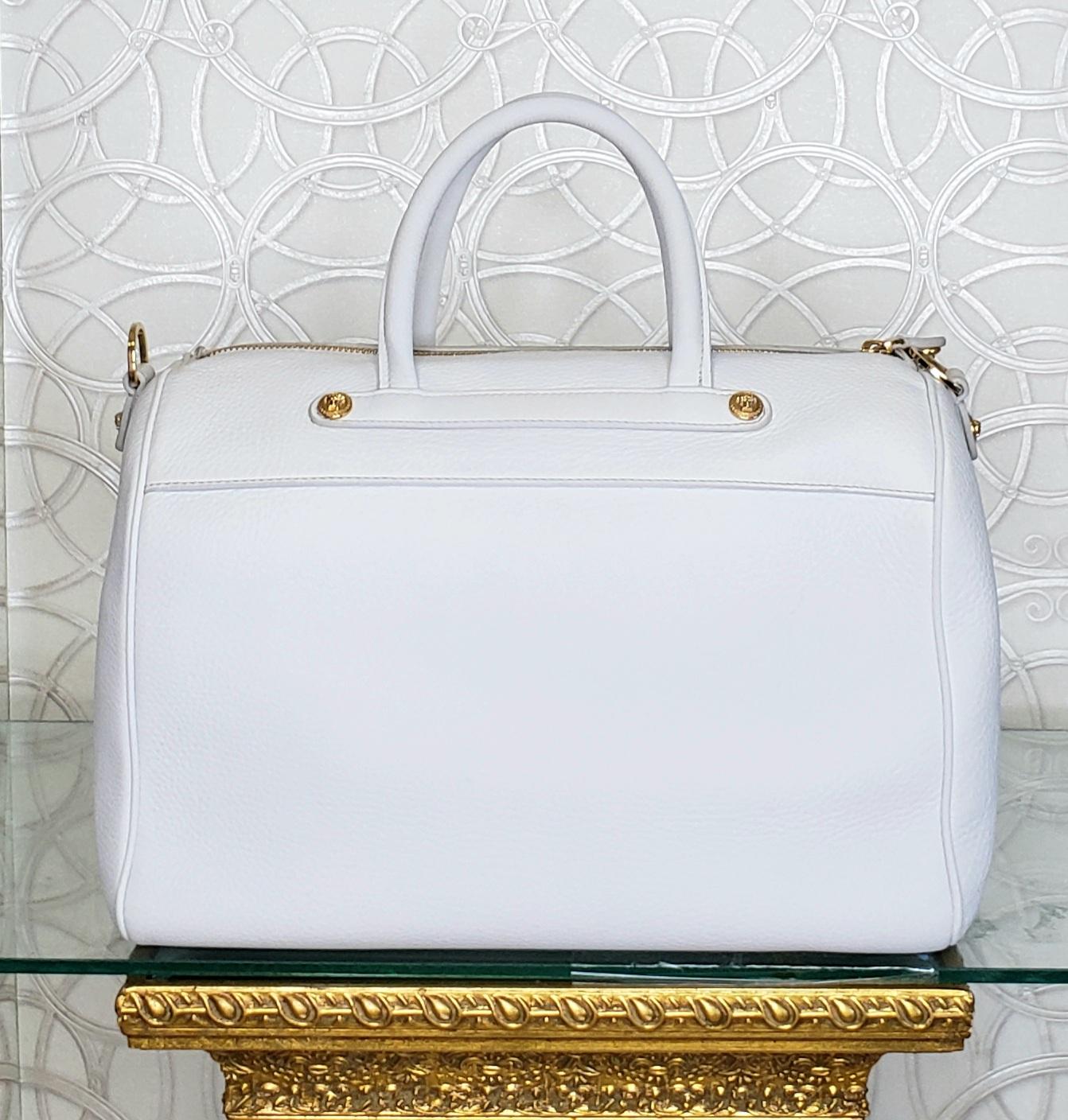VERSACE PALAZZO WHITE LEATHER TOTE BAG w/ GOLD-TONE HARDWARE  In New Condition For Sale In Montgomery, TX