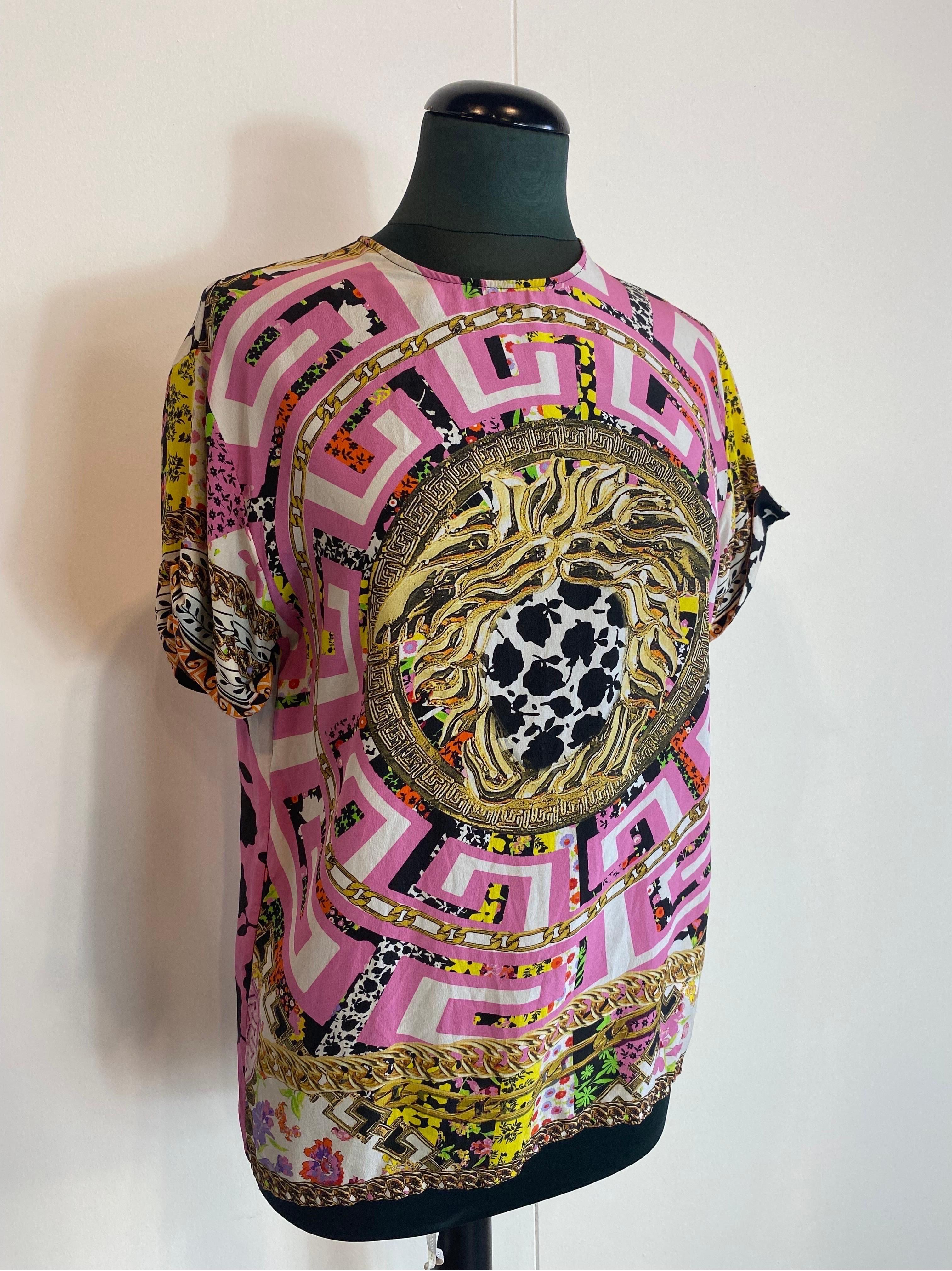 Versace patterned silk blouse
In silk. With golden button and logo on the back for closure. 2016 collection.
Size 36.Ita.
Shoulder 46
Sleeve length 22
Length 68
Bust 47
In excellent condition, shows signs of normal use.