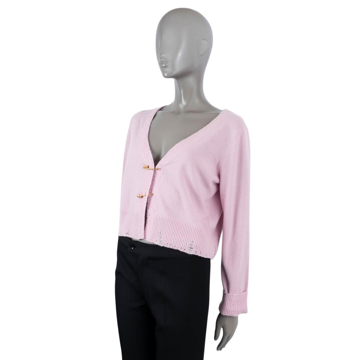 VERSACE pink cashmere 2021 SAFETY PIN DISTRESSED Cardigan Sweater 44 L In Excellent Condition For Sale In Zürich, CH
