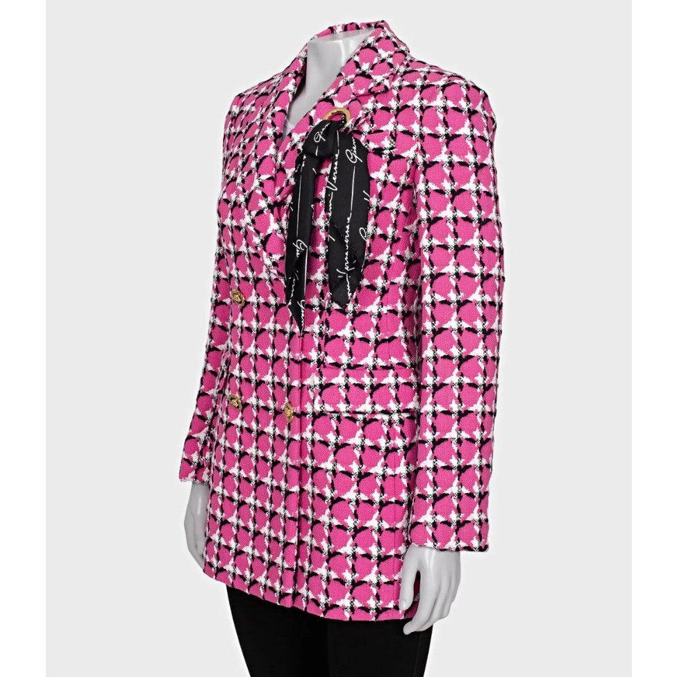 Splendida giacca aderente rosa di Versace con i caratteristici bottoni dorati. Questa giacca è realizzata in un lussuoso misto cotone e lana vergine, tagliata su misura per evidenziare il punto vita e creare una silhouette femminile senza tempo. Un