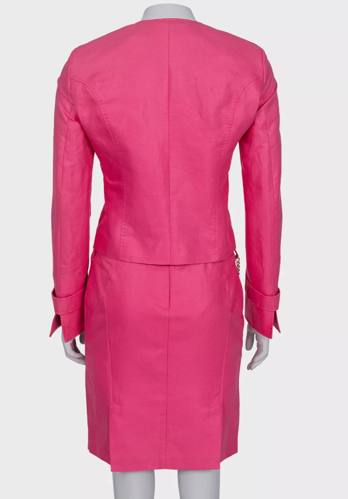 ¡Eleva tu vestuario con este impresionante traje falda Versace de algodón rosa! Este sofisticado conjunto de dos piezas presenta un favorecedor corte entallado, perfecto para destacar en reuniones de negocios o eventos formales.

La chaqueta está