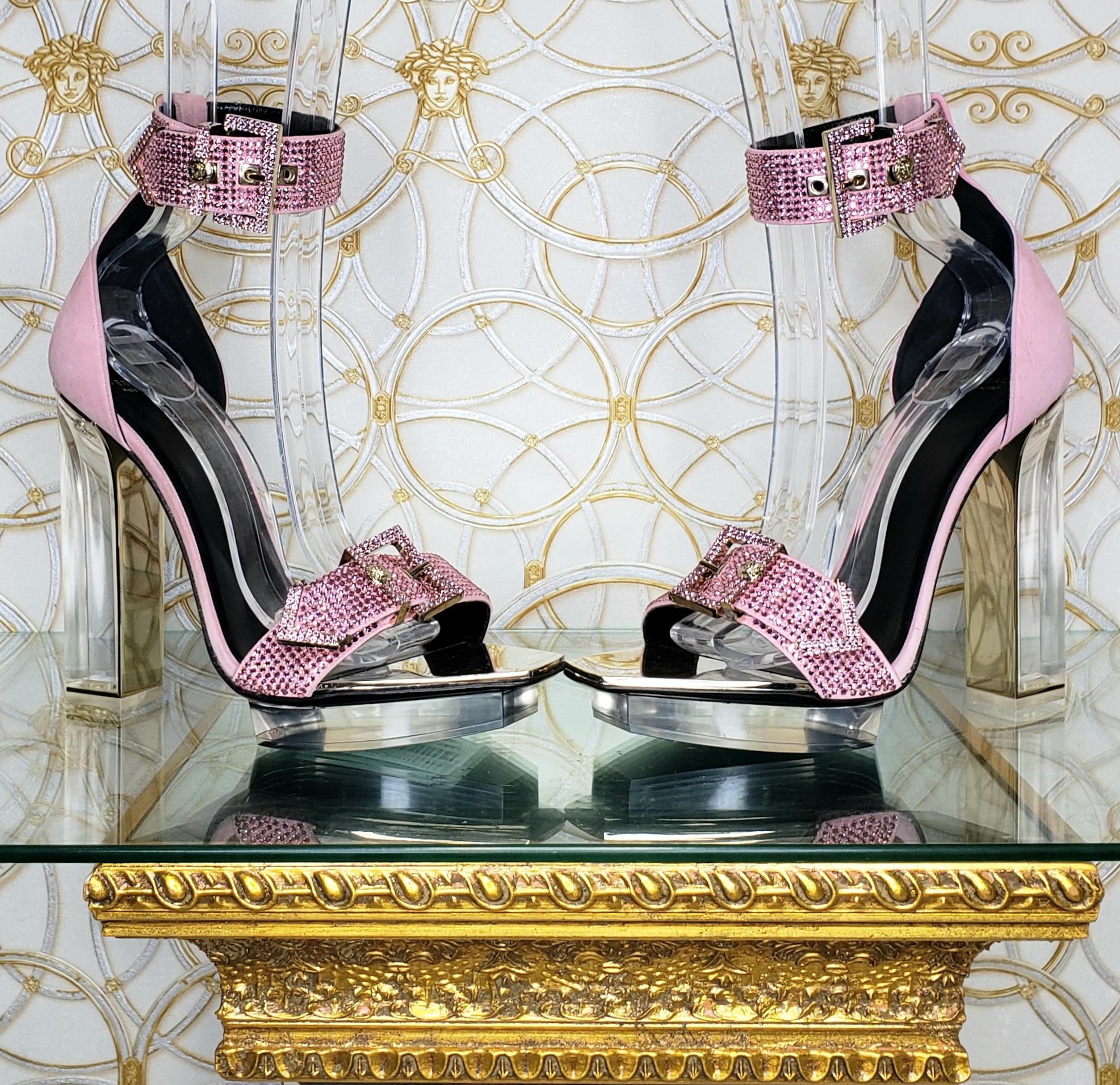 Sandales compensées VERSACE roses en plexiglas ornées de cristaux, taille 38 en vente 1