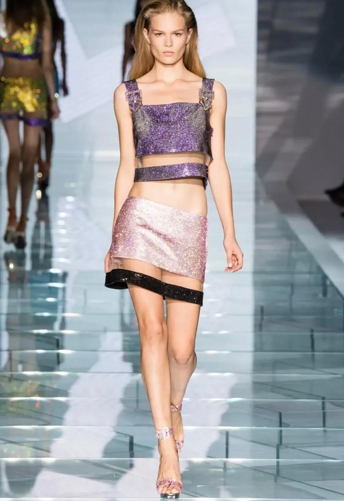VERSACE 
Sandalias de tacón alto con detalles de hebillas y tacón/plataforma de plexiglás.
Acabado con cristales rosas
Contenido: 100% cuero
Tacón 5