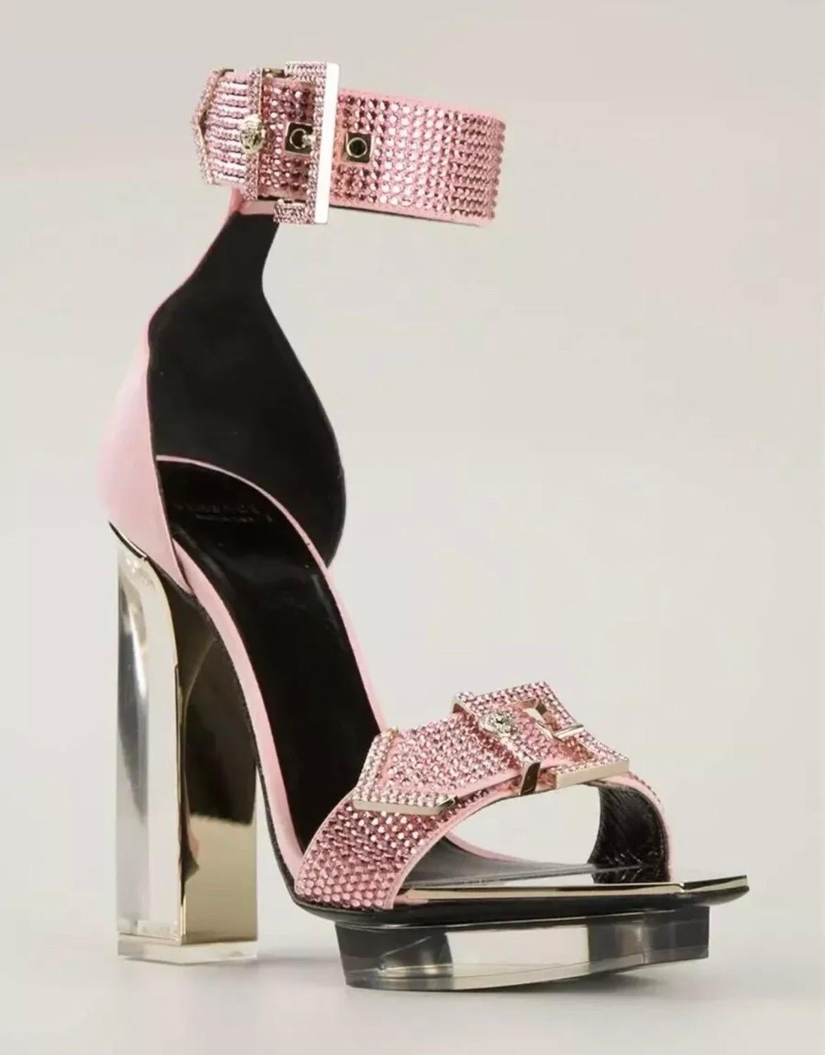 De las mujeres Sandalias de plataforma de plexiglás adornadas con cristales rosa Versace talla 38 - 8 en venta