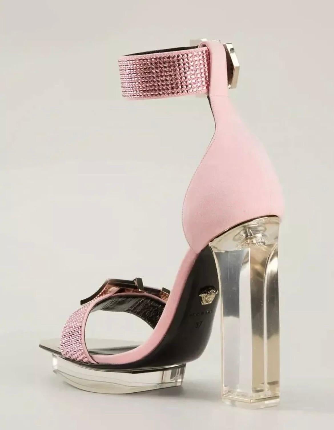 Sandalias de plataforma de plexiglás adornadas con cristales rosa Versace talla 38 - 8 en venta 1