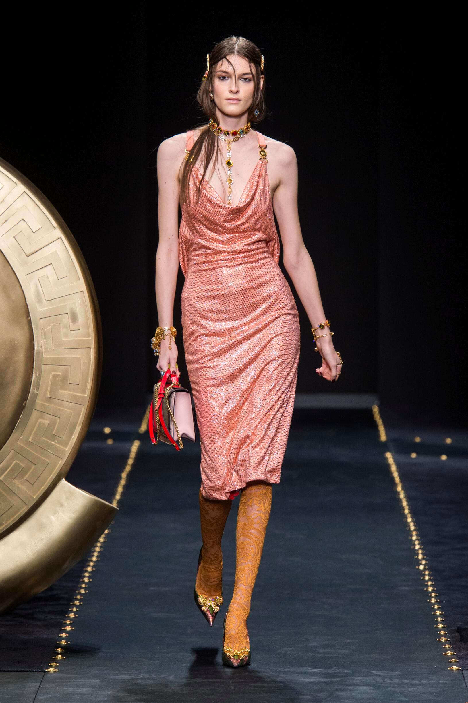  VERSACE


Crystal Mesh embroidery Medusa details Draped neckline Lower back
Pink color
Gold-tone Medusa hardware



Content: 100% viscose
 Lining 1: 71% acetate, 29% silk
 Lining 2: 100% viscose 
Embroidery: 90% glass, 10% aluminum
 Finishes: 100%