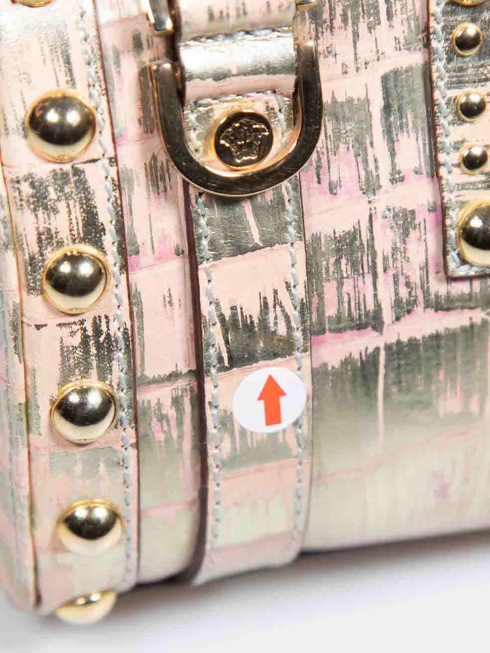 Versace Mini-Tasche aus rosa Leder mit Krokoprägung im Angebot 3