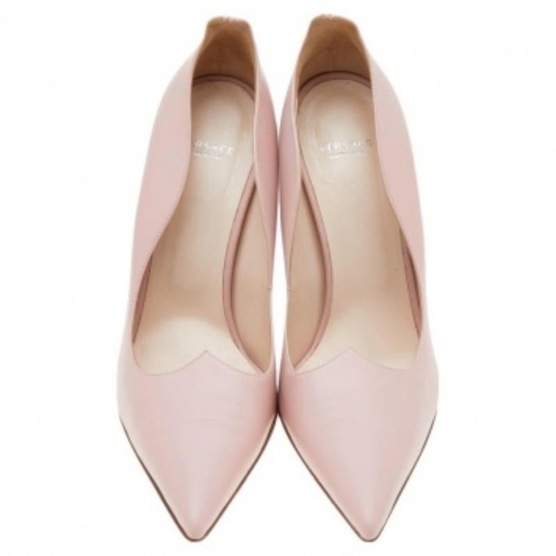 Versace Pink Leather Pointed Toe Pumps Size 40 In Good Condition For Sale In Dubai, Al Qouz 2