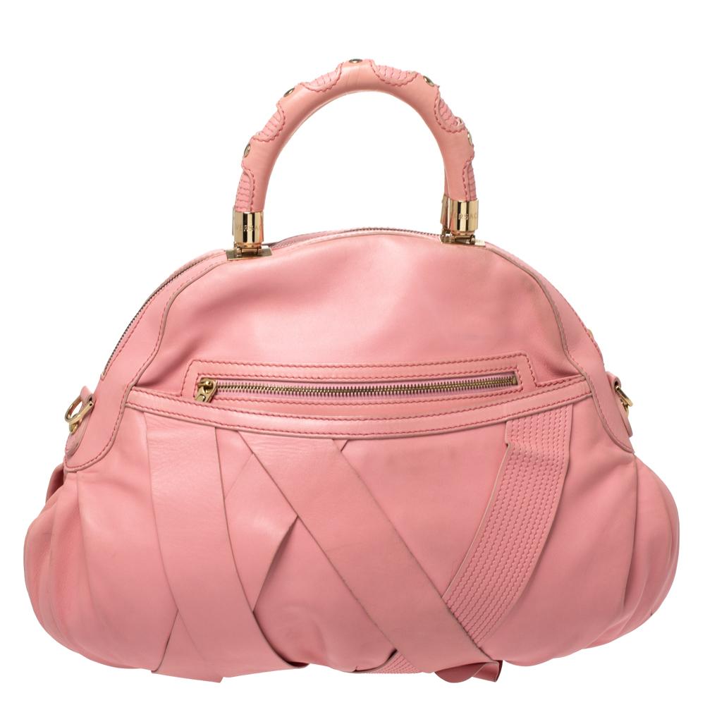 You can surely count on this lovely bow satchel by Versace for a statement look. The bag is crafted from pink leather and enhanced with gold-tone hardware. This elegant beauty features dual handles, a statement bow detail at the front, a zip closure