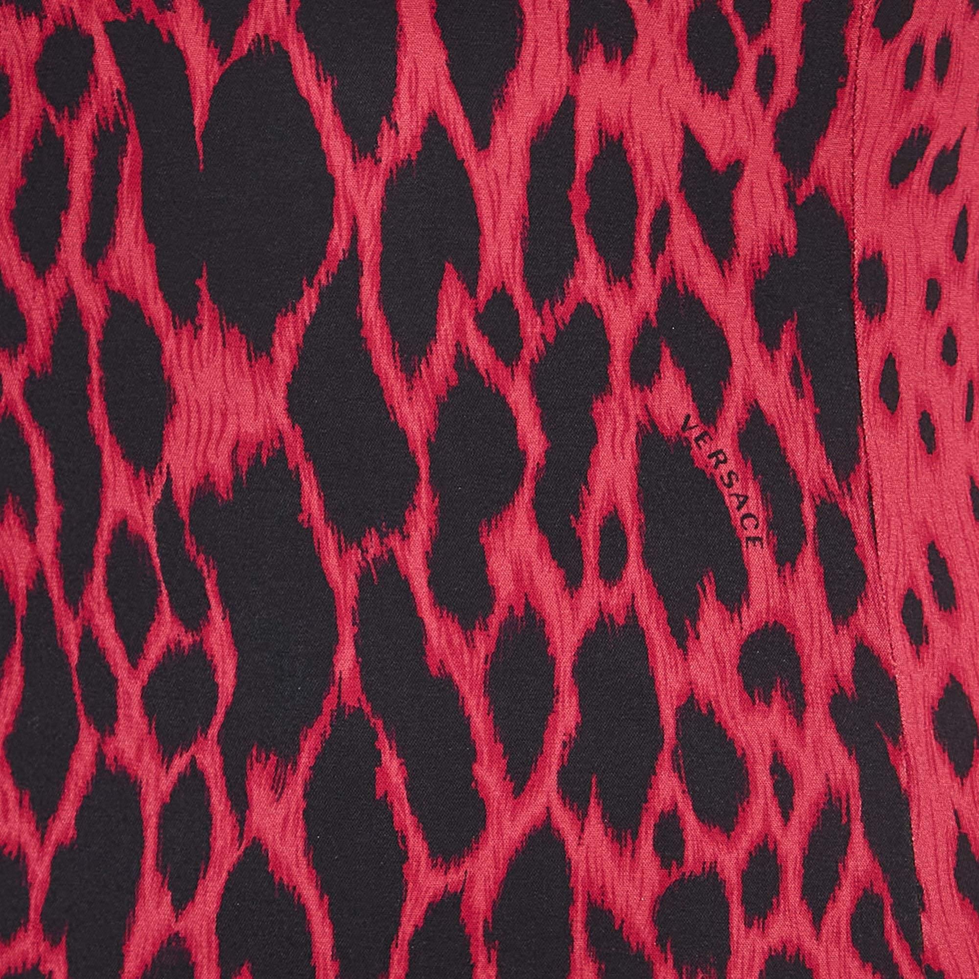 Versace Rosa Leopard Print Krepp getäfelten Etuikleid S im Zustand „Gut“ im Angebot in Dubai, Al Qouz 2