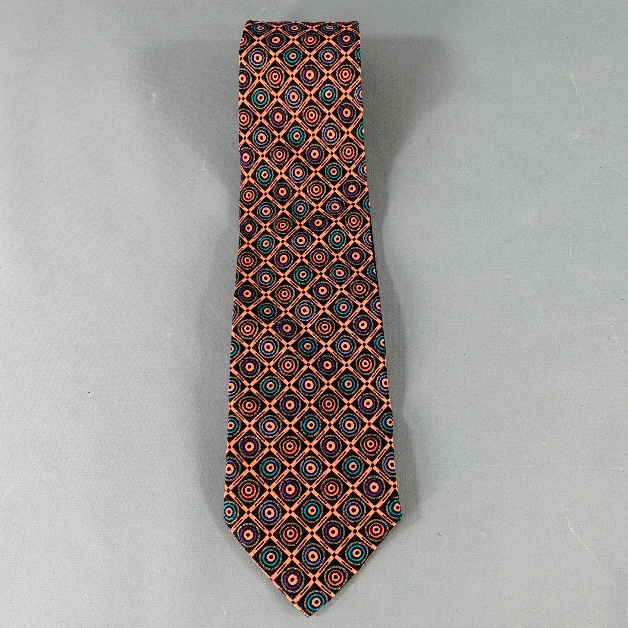 V2 by VERSACE und ERMENEGILDO ZEGNA Krawatte
aus rosafarbener und mehrfarbiger Seide mit geometrischem Muster und schwarz-weißen Tupfendetails. Hergestellt in Italien, guter gebrauchter Zustand. Mäßige Gebrauchsspuren, beim Tragen nicht zu sehen. So