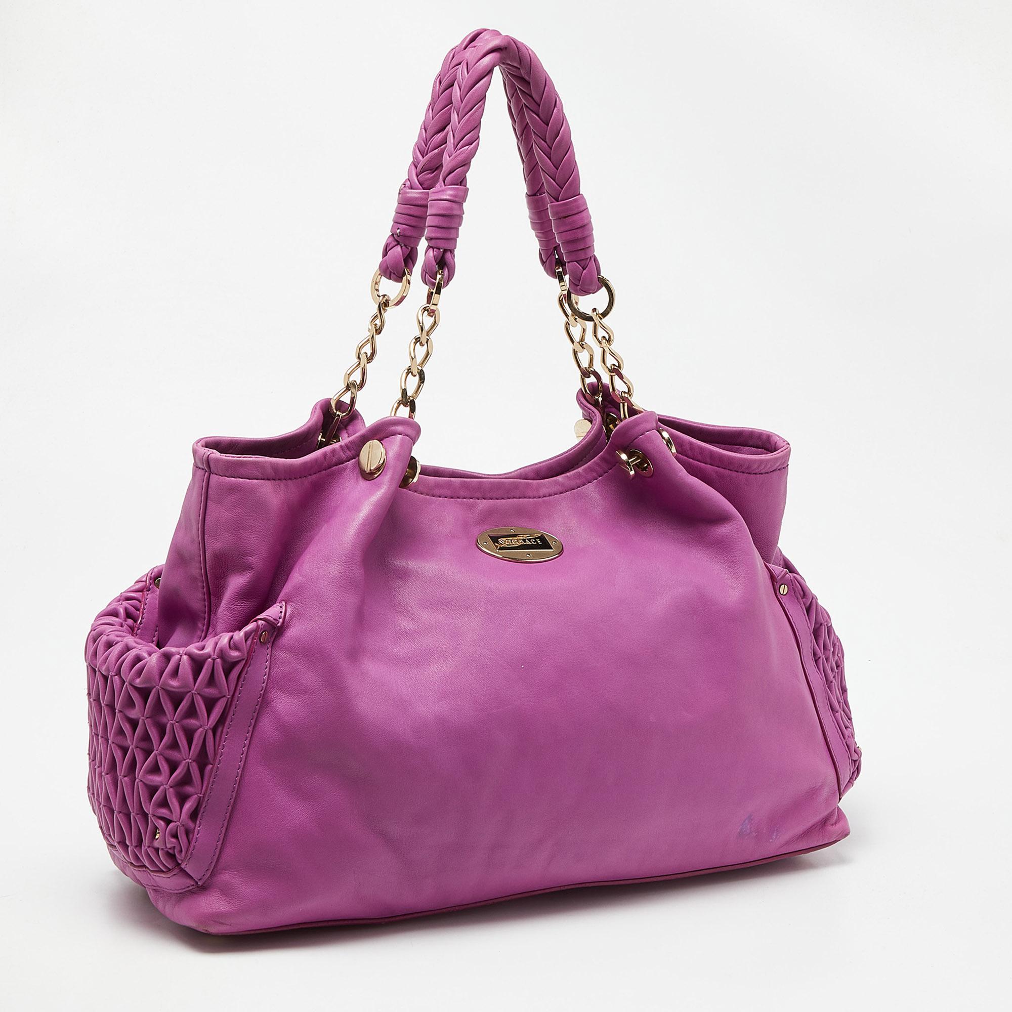 Versace Pink Pleated Leather Chain Satchel In Good Condition For Sale In Dubai, Al Qouz 2