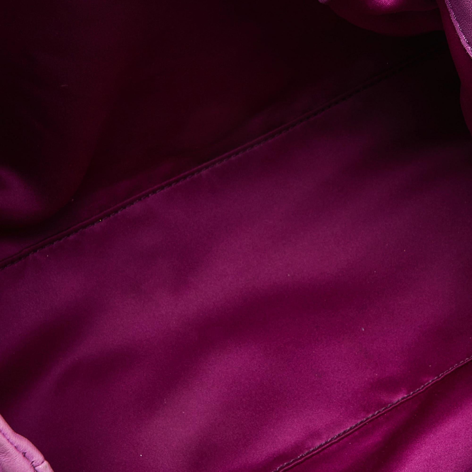Sacoche en cuir plissé rose de Versace en vente 3