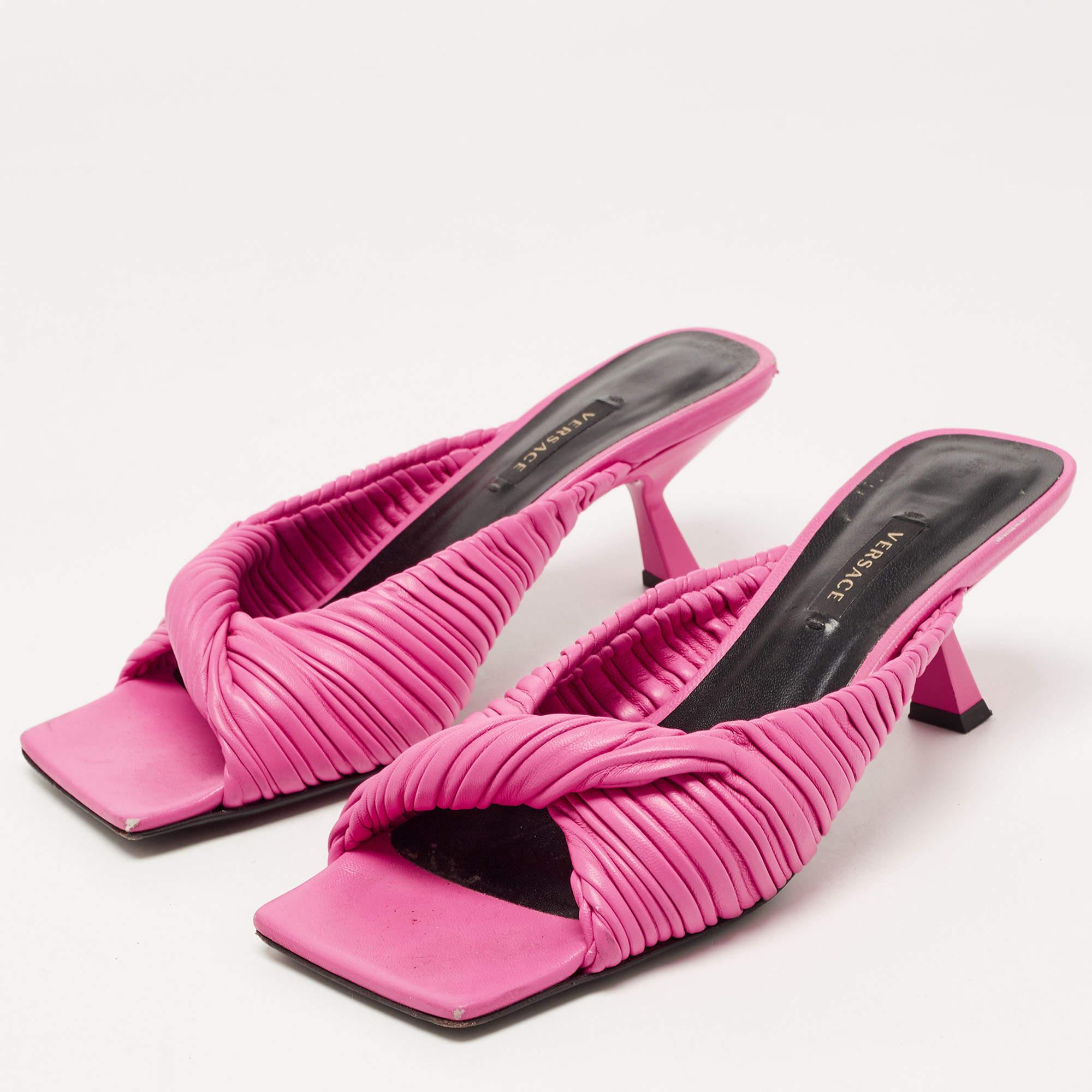 Questi sandali incorniceranno i tuoi piedi in modo elegante. Realizzato con materiali di qualità  hanno un design elegante e solette confortevoli.
