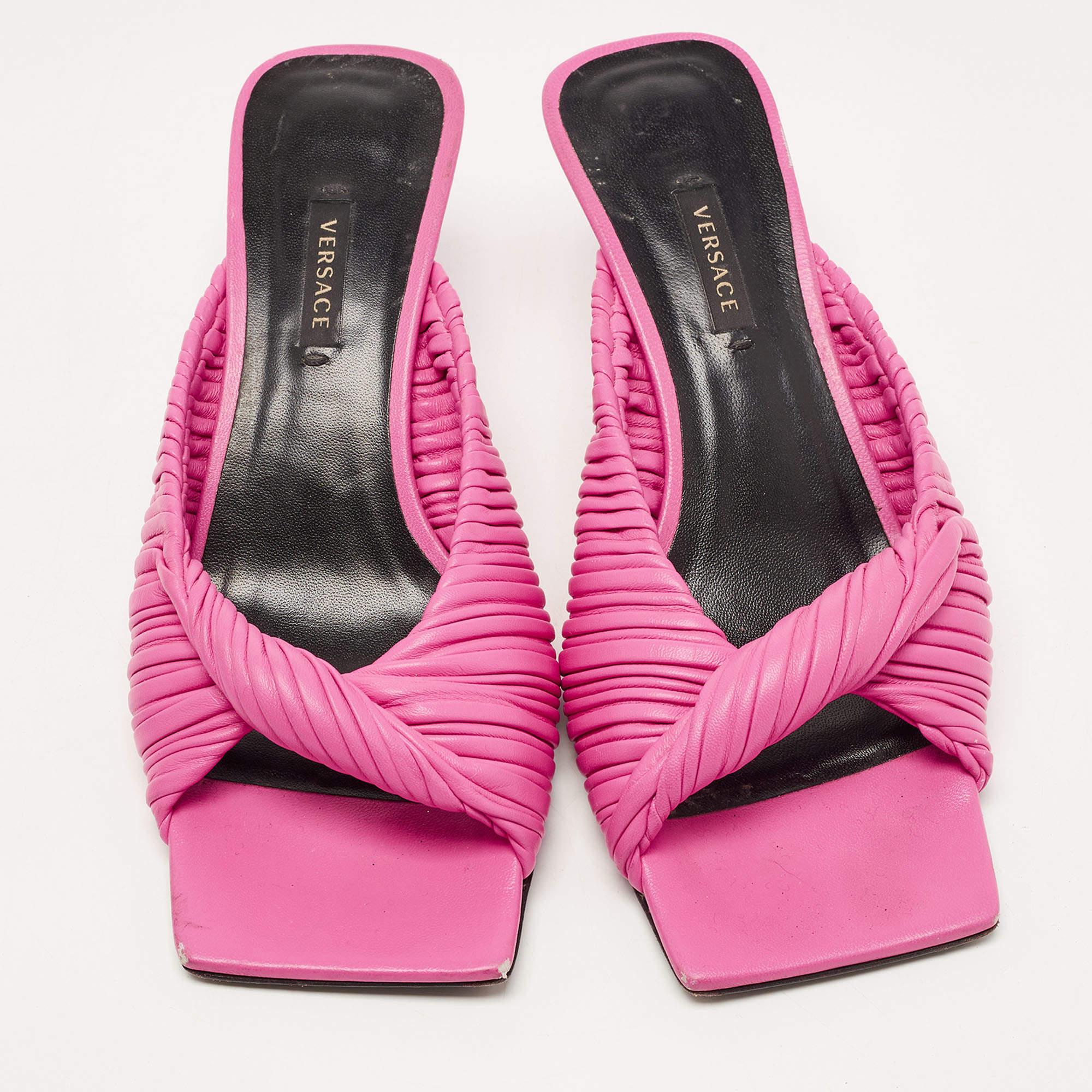 Versace Pink Pleated Leather Plisse Slide Sandals Size 38 In Good Condition For Sale In Dubai, Al Qouz 2