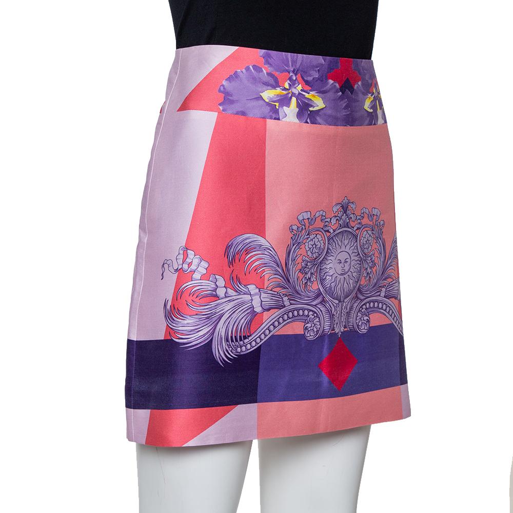 This Versace skirt lends an elemental and graceful look. This is a lovely pink skirt is printed with signature motifs and is secured by a zip fastening.

