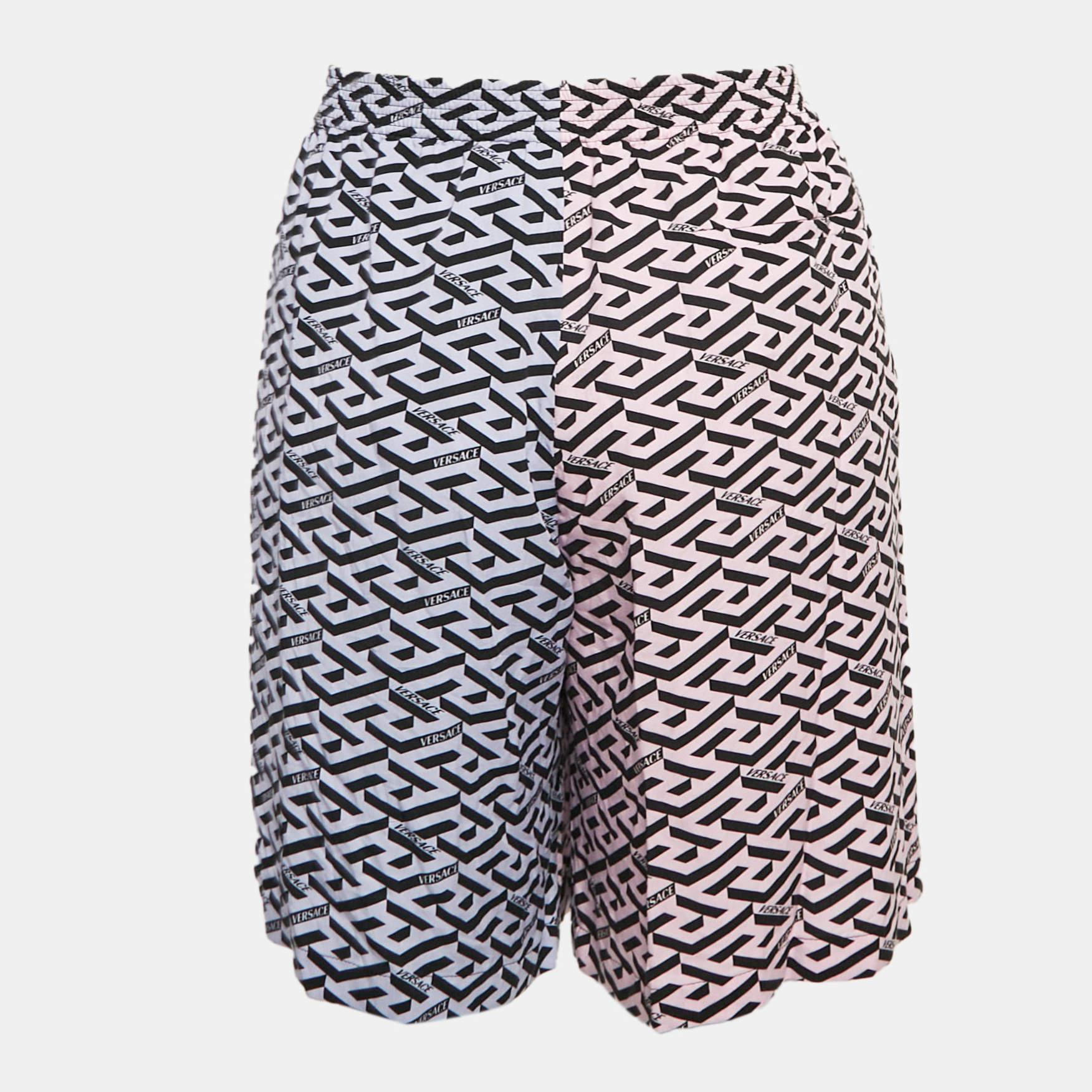 Les vacances à la plage nécessitent un short élégant comme celui-ci. Confectionnée en crêpe, elle est dotée d'une taille élastique et d'imprimés signature sur l'ensemble de sa surface.