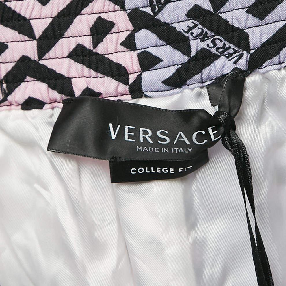 Versace Short en crêpe imprimé logo rose/violet L Neuf - En vente à Dubai, Al Qouz 2