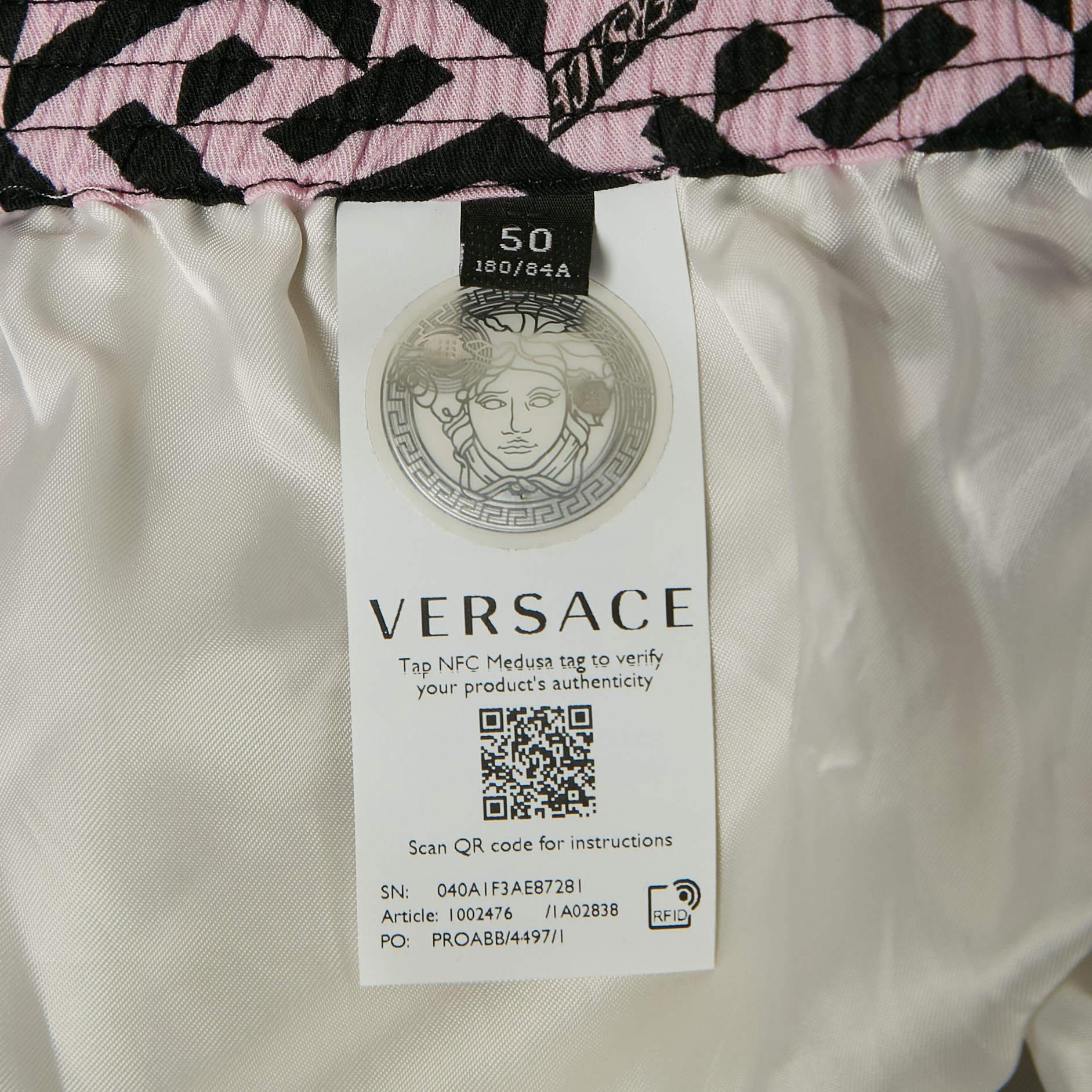 Versace Short en crêpe imprimé logo rose/violet L Pour hommes en vente