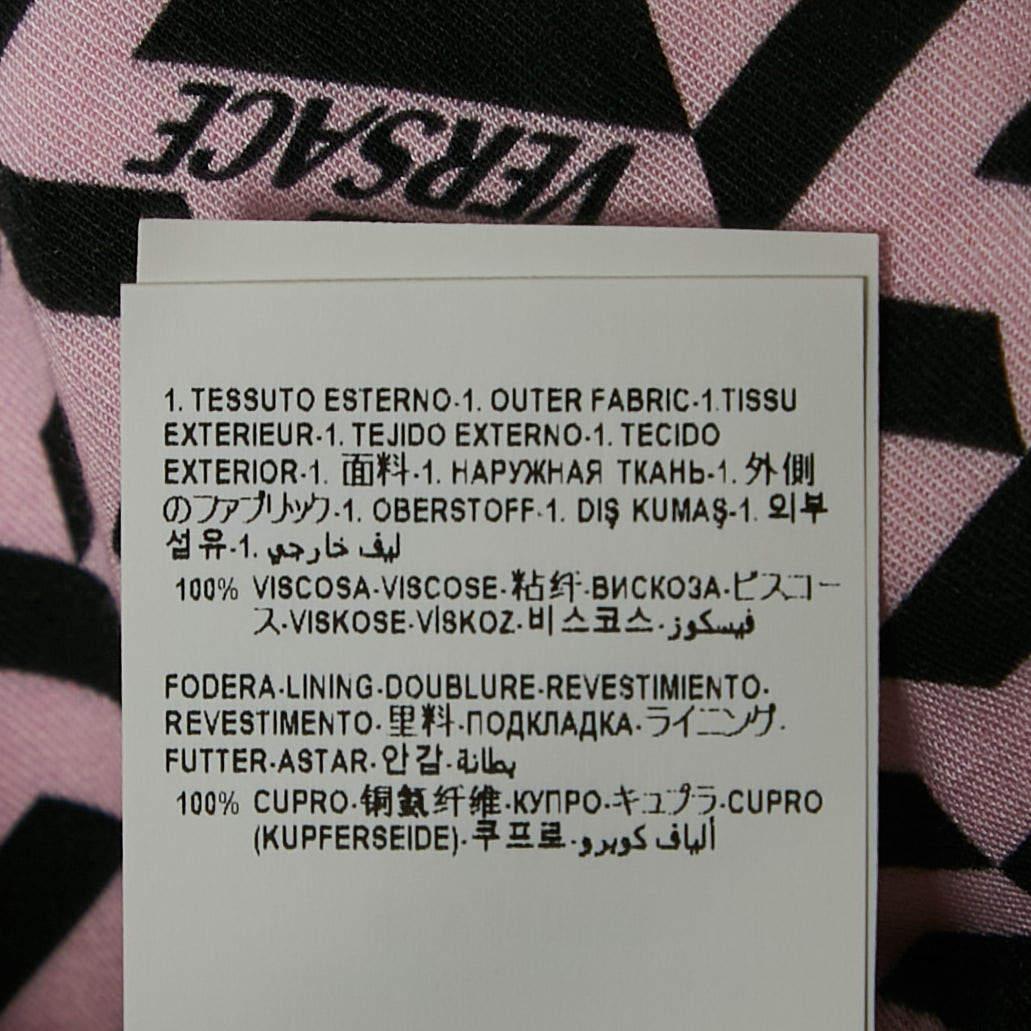Versace Short en crêpe imprimé logo rose/violet L en vente 1