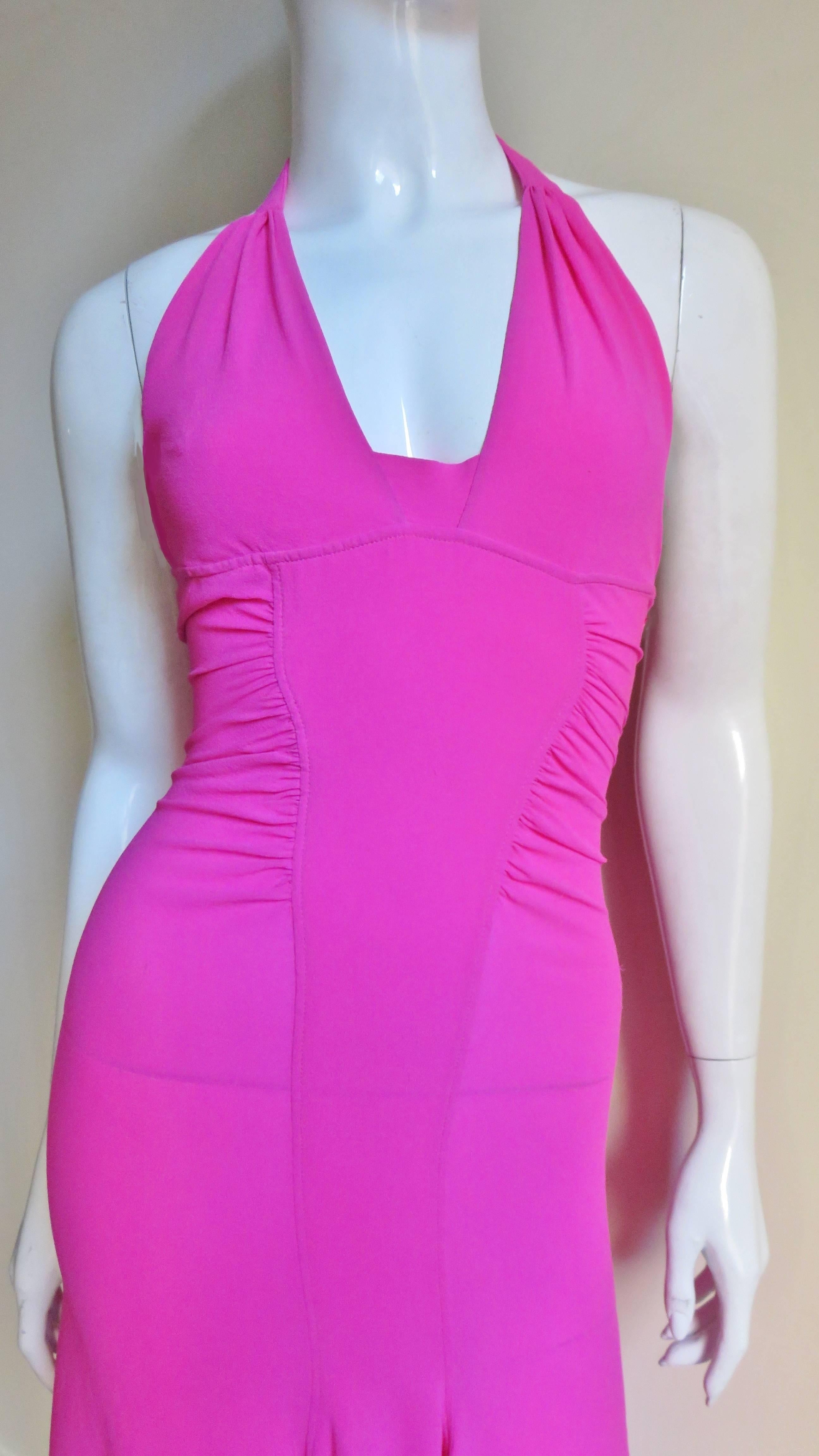 Halterkleid von Versace aus rosa Seide mit Schnalle hinten  (Pink) im Angebot