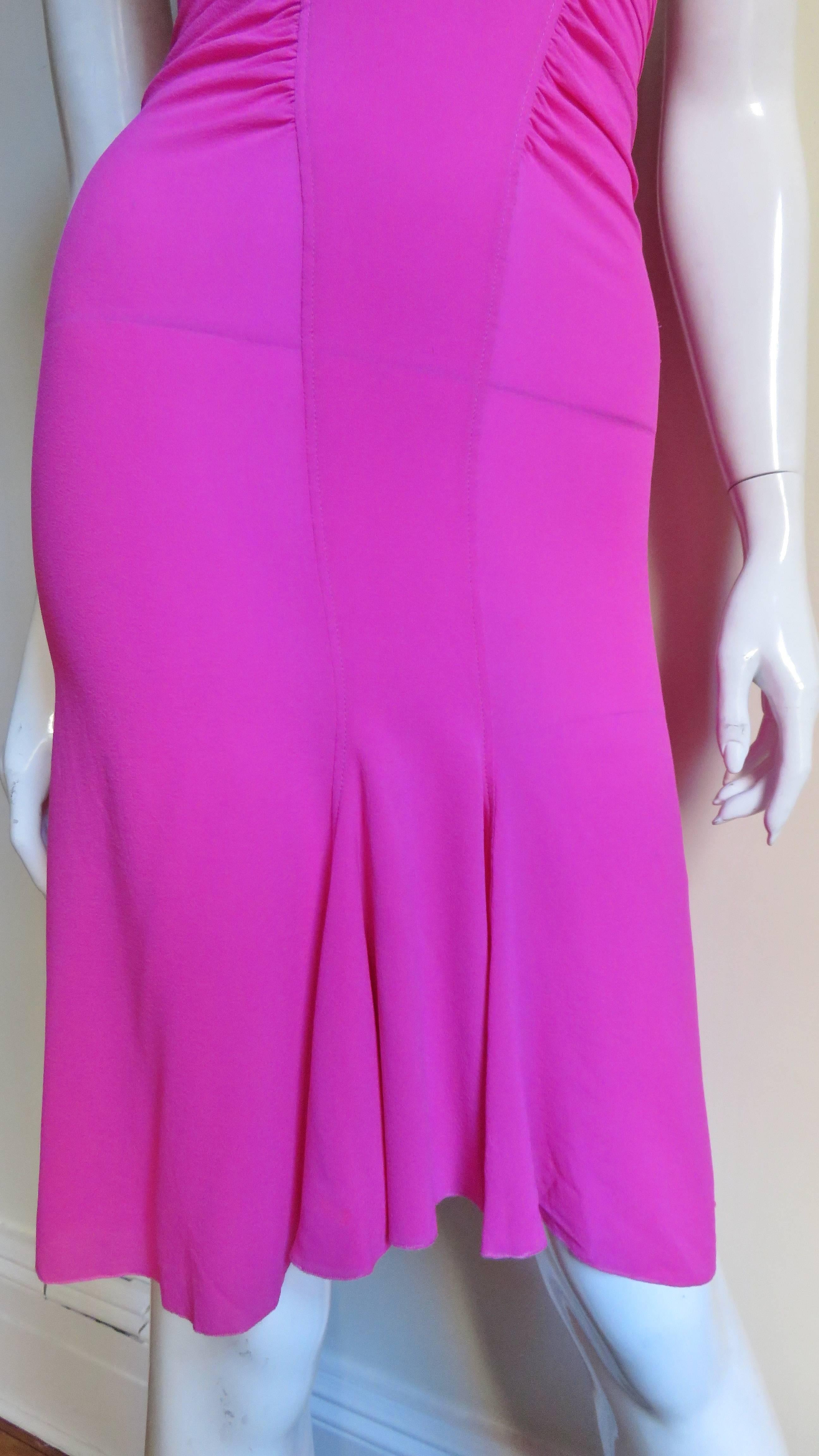 Halterkleid von Versace aus rosa Seide mit Schnalle hinten  im Zustand „Gut“ im Angebot in Water Mill, NY