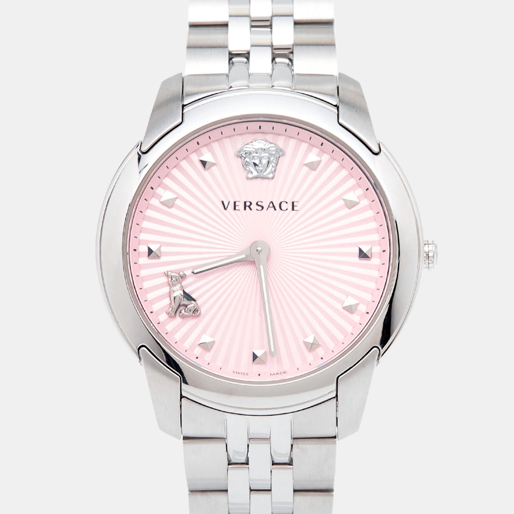 Erleben Sie die zeitlose Anziehungskraft der Versace Audrey VELR00419 Damenarmbanduhr. Dieser Zeitmesser verbindet mühelos Femininität mit Funktionalität und besticht durch sein markantes Edelstahldesign. Das schlichte rosafarbene Zifferblatt