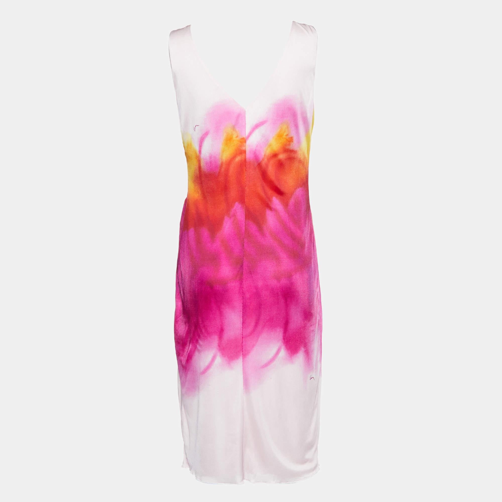 The fine artistry and the feminine silhouette of this designer dress exhibit the labels impeccable craftsmanship in tailoring. It is stitched using quality materials has a good fit and can be easily styled with chic accessories open toe sandals and