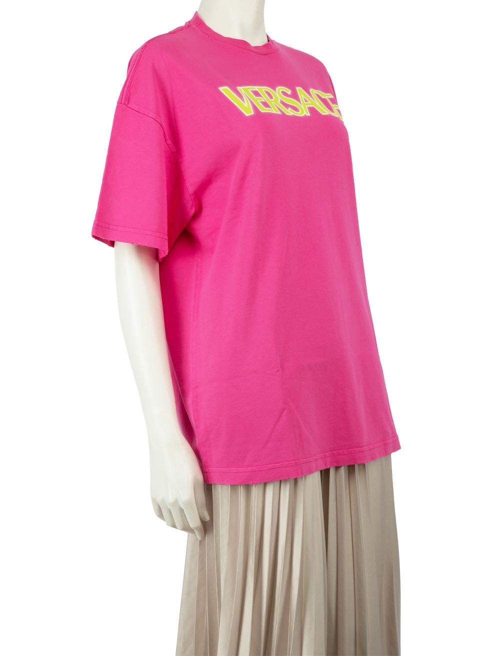 CONDITION is New with tags on this brand new Versace designer item. This item comes with original packaging.
 
 
 
 Details
 
 
 Model: 1008174
 
 Season: FW23
 
 Pink
 
 Cotton jersey
 
 T-Shirt
 
 Neon yellow vintage wash effect logo
 
 Oversized