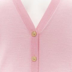 VERSACE  Cardigan en maille de laine et cachemire rose, avec boutons dorés « Medusa », IT42M