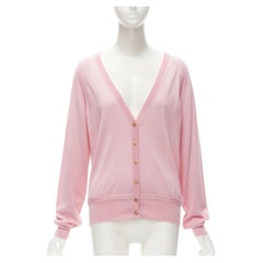 VERSACE  Cardigan en maille de laine et cachemire rose, avec boutons dorés « Medusa », IT42M