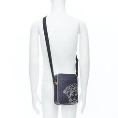 VERSACE Pop Medusa Messenger Bag aus marineblau-grauem Kalbsleder und Greca Crossbody