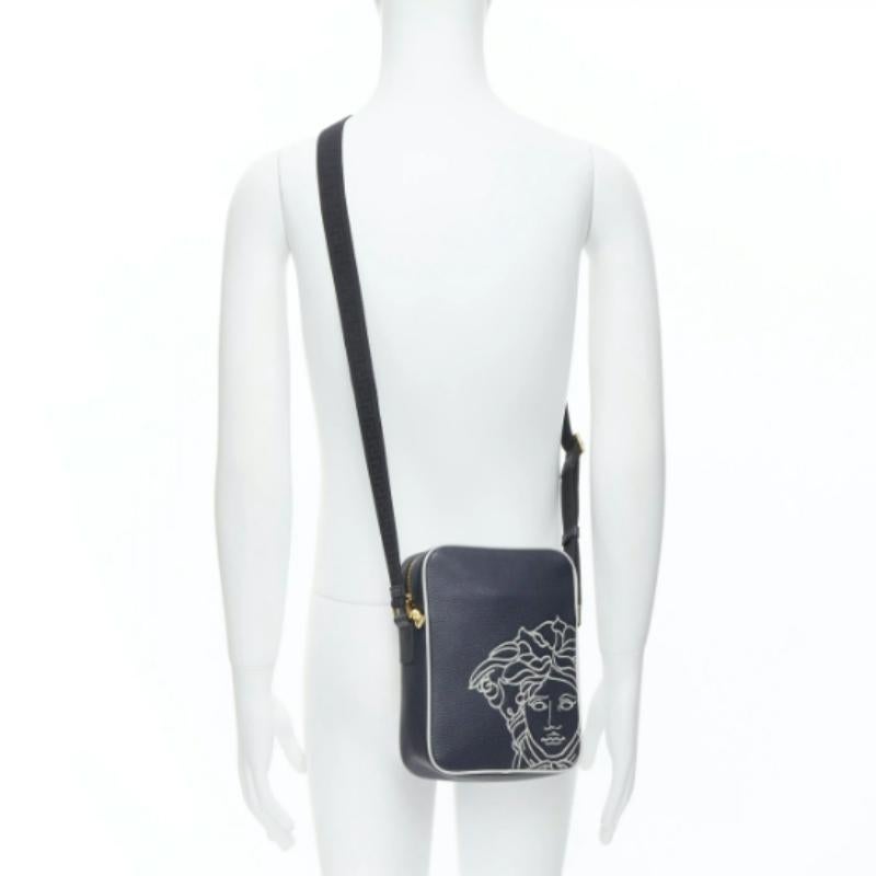 VERSACE Pop Medusa Messenger Bag aus marineblau-grauem Kalbsleder und Greca Crossbody
Referenz: TGAS/C00050
Marke: Versace
Designer: Donatella Versace
Modell: DL28085 DVTG4M K044H
Collection'S: Pop Medusa
MATERIAL: Leder
Farbe: Marineblau,