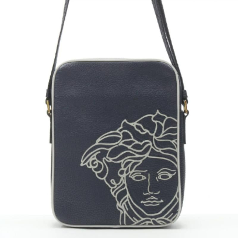 VERSACE Pop Medusa Messenger Bag aus marineblau-grauem Kalbsleder und Greca Crossbody (Schwarz)