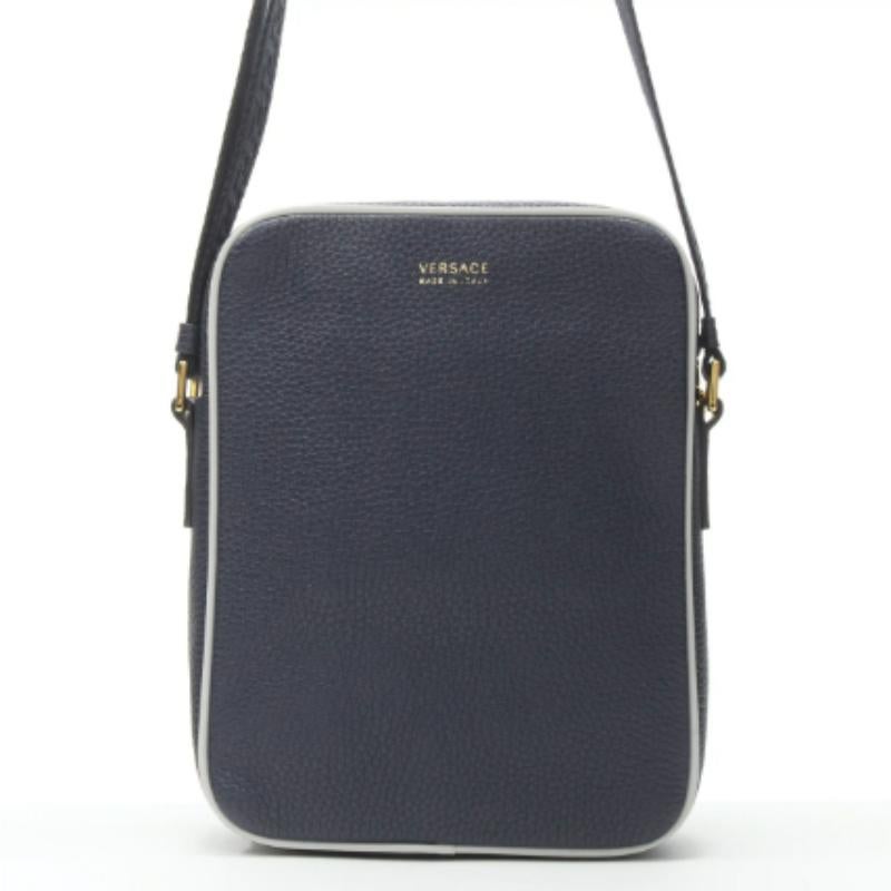 VERSACE Pop Medusa Messenger Bag aus marineblau-grauem Kalbsleder und Greca Crossbody Herren