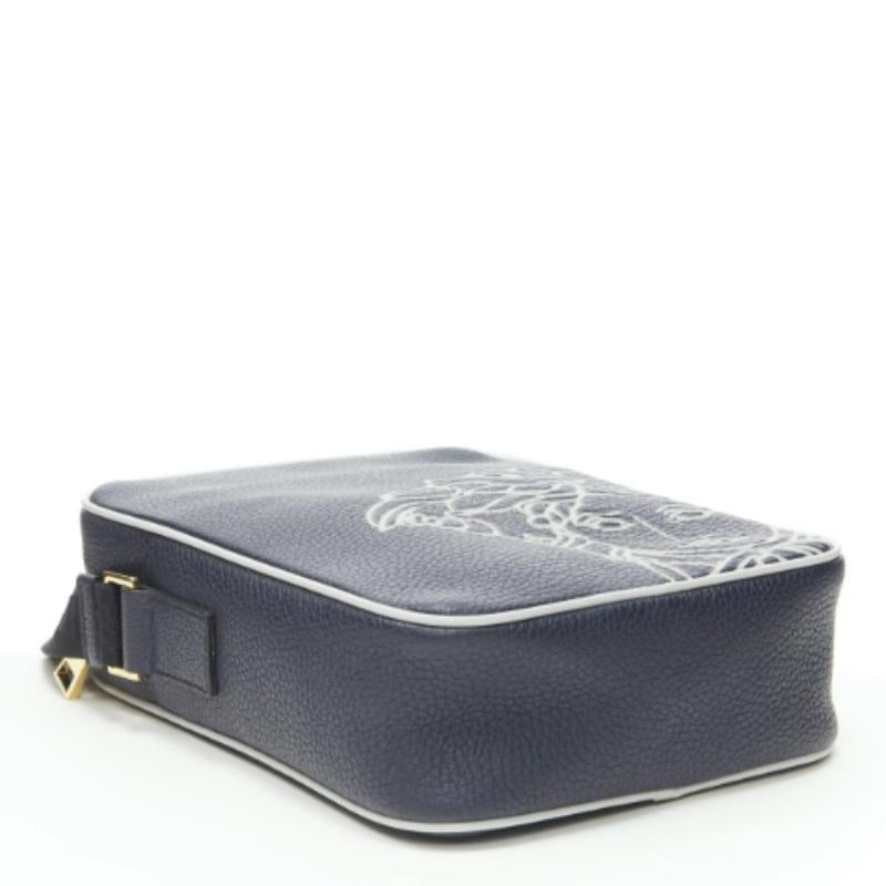 VERSACE Pop Medusa Messenger Bag aus marineblau-grauem Kalbsleder und Greca Crossbody 2