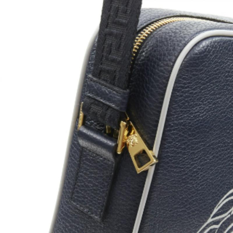 VERSACE Pop Medusa Messenger Bag aus marineblau-grauem Kalbsleder und Greca Crossbody 3