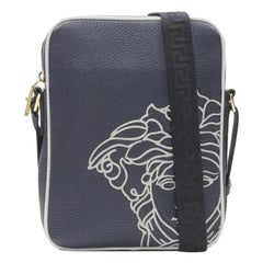 Bolso bandolera cruzado VERSACE Pop Medusa en piel de ternero gris marino Greca