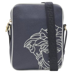 VERSACE Pop Medusa Messenger Bag aus marineblau-grauem Kalbsleder und Greca Crossbody