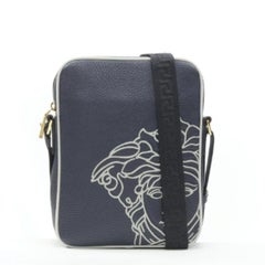 VERSACE Pop Medusa Messenger Bag aus marineblau-grauem Kalbsleder und Greca Crossbody