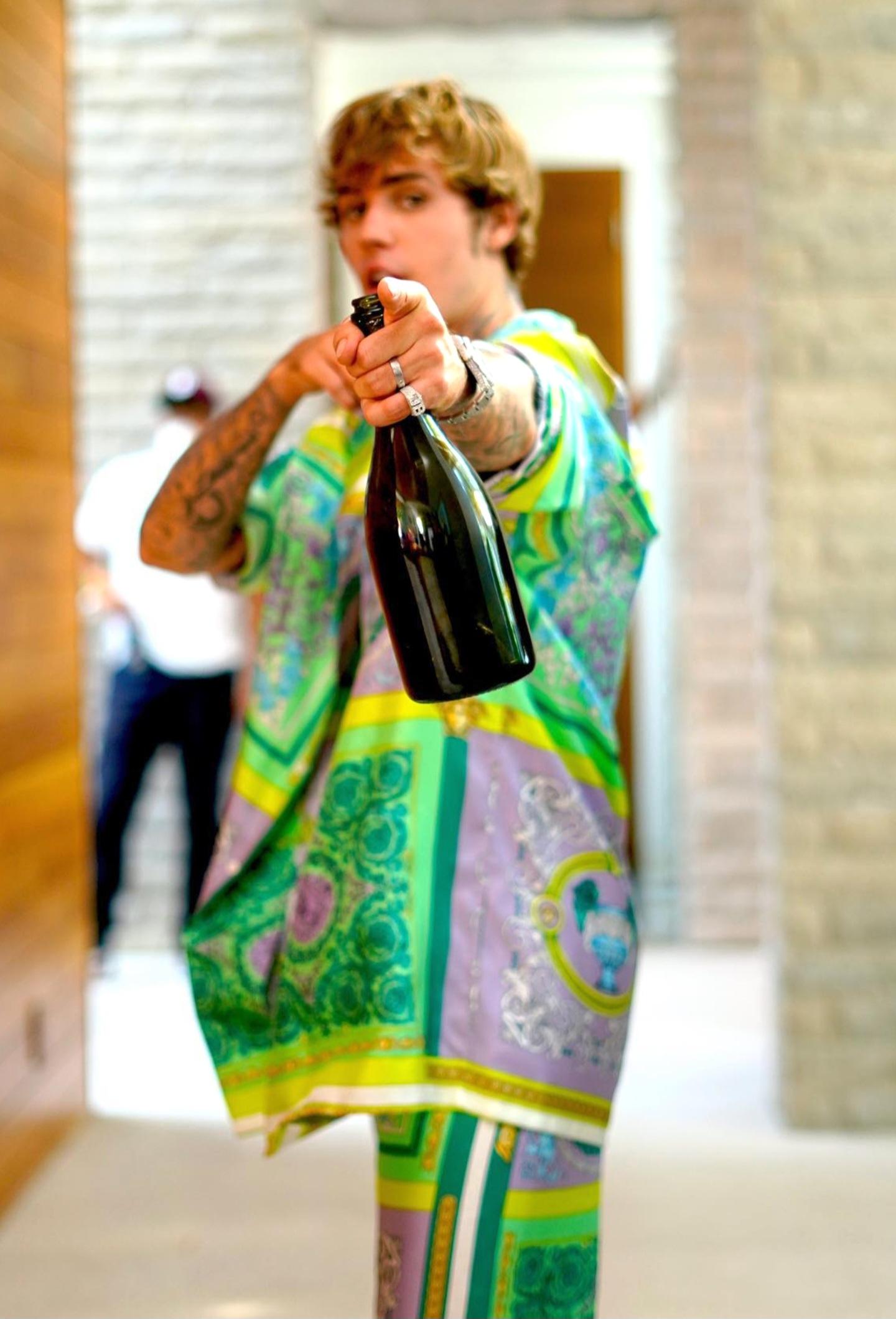 Ritzy Versace men’s silk pyjama set from the limited edition Versace resort 2021 flash collection and is sold out.

The print design is Mosaic Barocco as seen on Justin Bieber for the DJ Khaled Drake Popstar music video.

Condition: Very good, minor