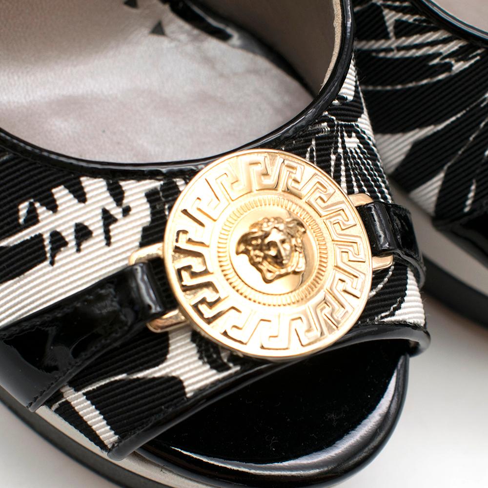 Versace Printed Platform Peep-Toe Pumps 38 In Excellent Condition In London, GB