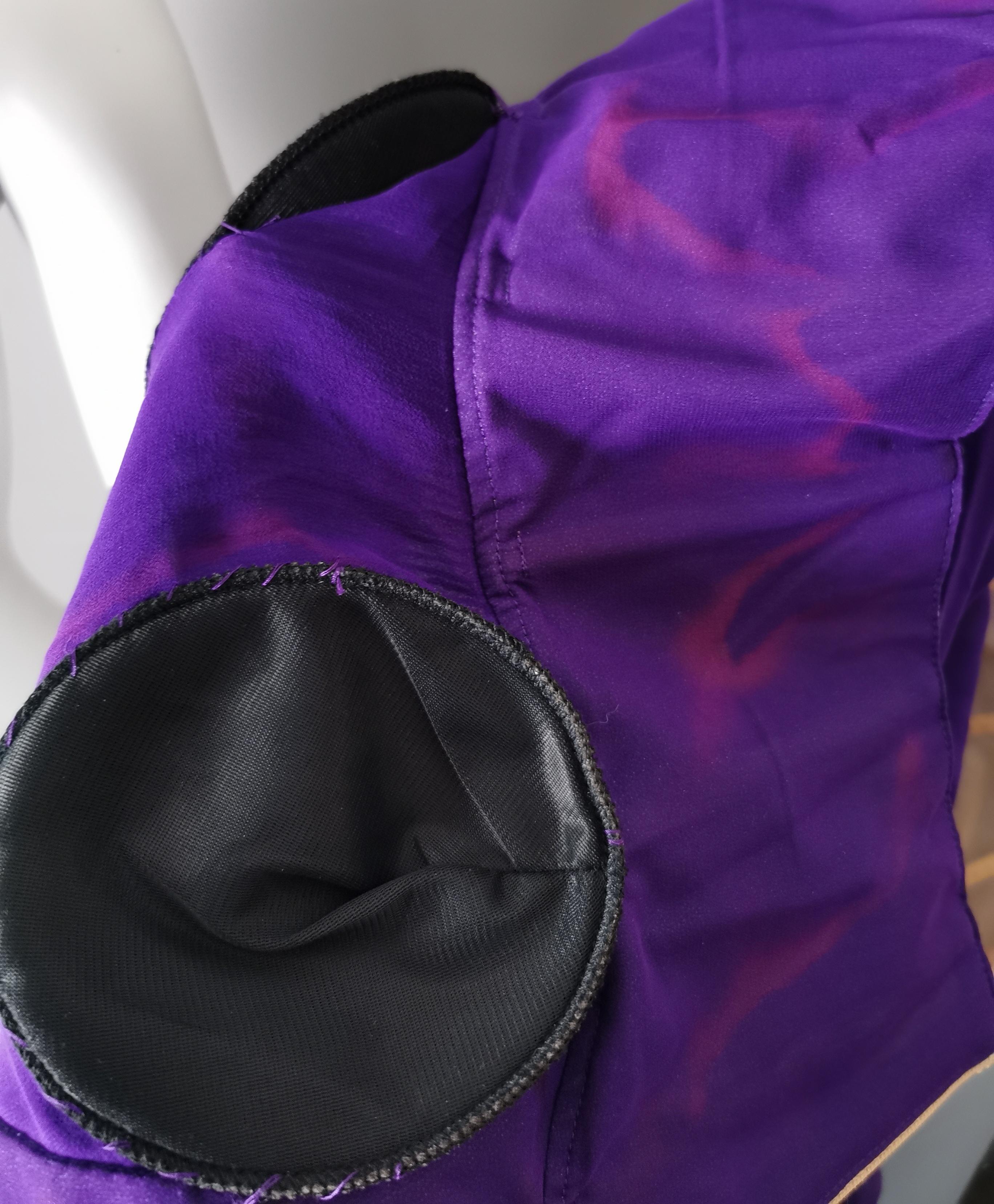 Robe de soirée en mousseline de soie perlée violette de Versace, robe  en vente 8