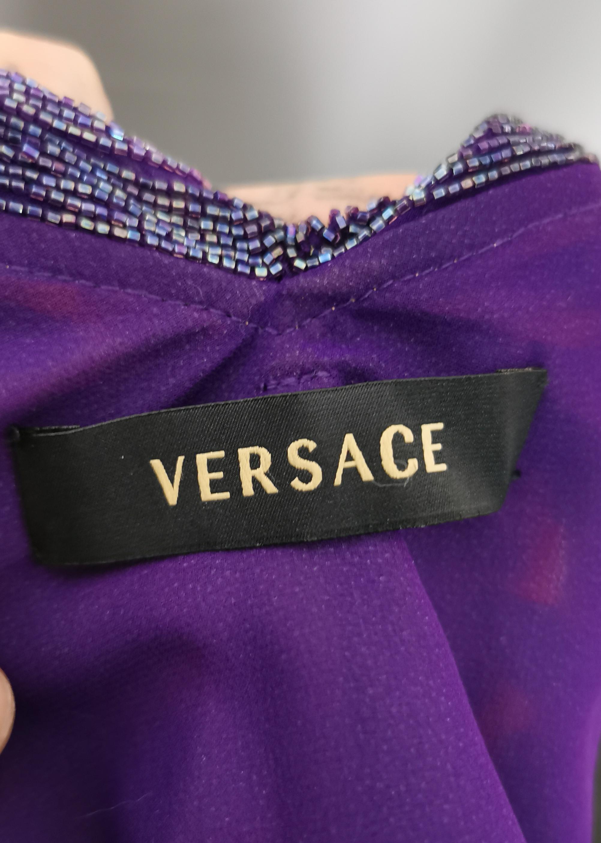 Robe de soirée en mousseline de soie perlée violette de Versace, robe  en vente 9