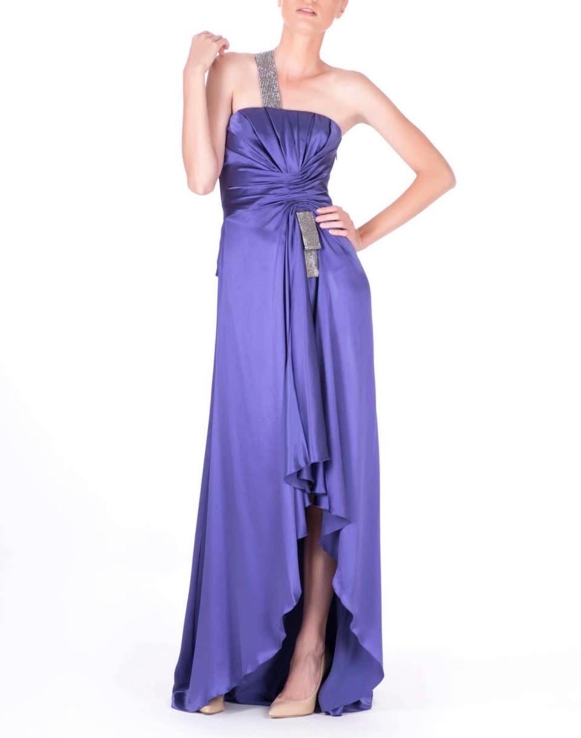 VERSACE 
This dreamy Versace creation is the perfect blend of romance and 
fashion-forward style.  
Make an eye-catching entrance with this regal Versace creation. 
Fashioned from delicate silk this gorgeous dress will make you feel like a