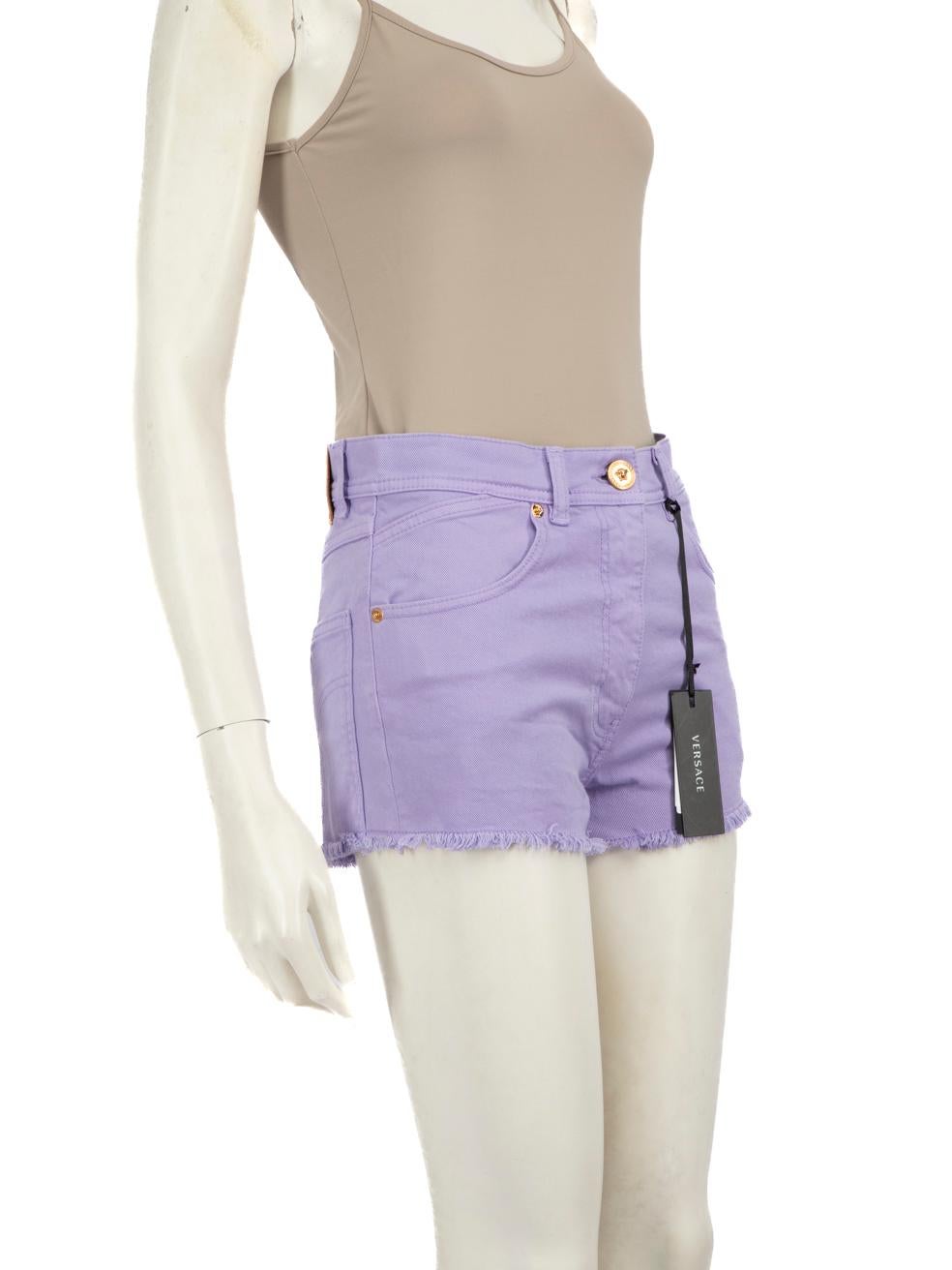 L'ÉTAT est Nouveau avec l'étiquette. En raison d'un mauvais stockage, usure minime du logo Versace au dos où quelques abrasions sont visibles sur cet article Versacedesigner flambant neuf.
 

 Détails
 

 

 Violet
 

 Denim
 

 Short
 

 Mini
 

